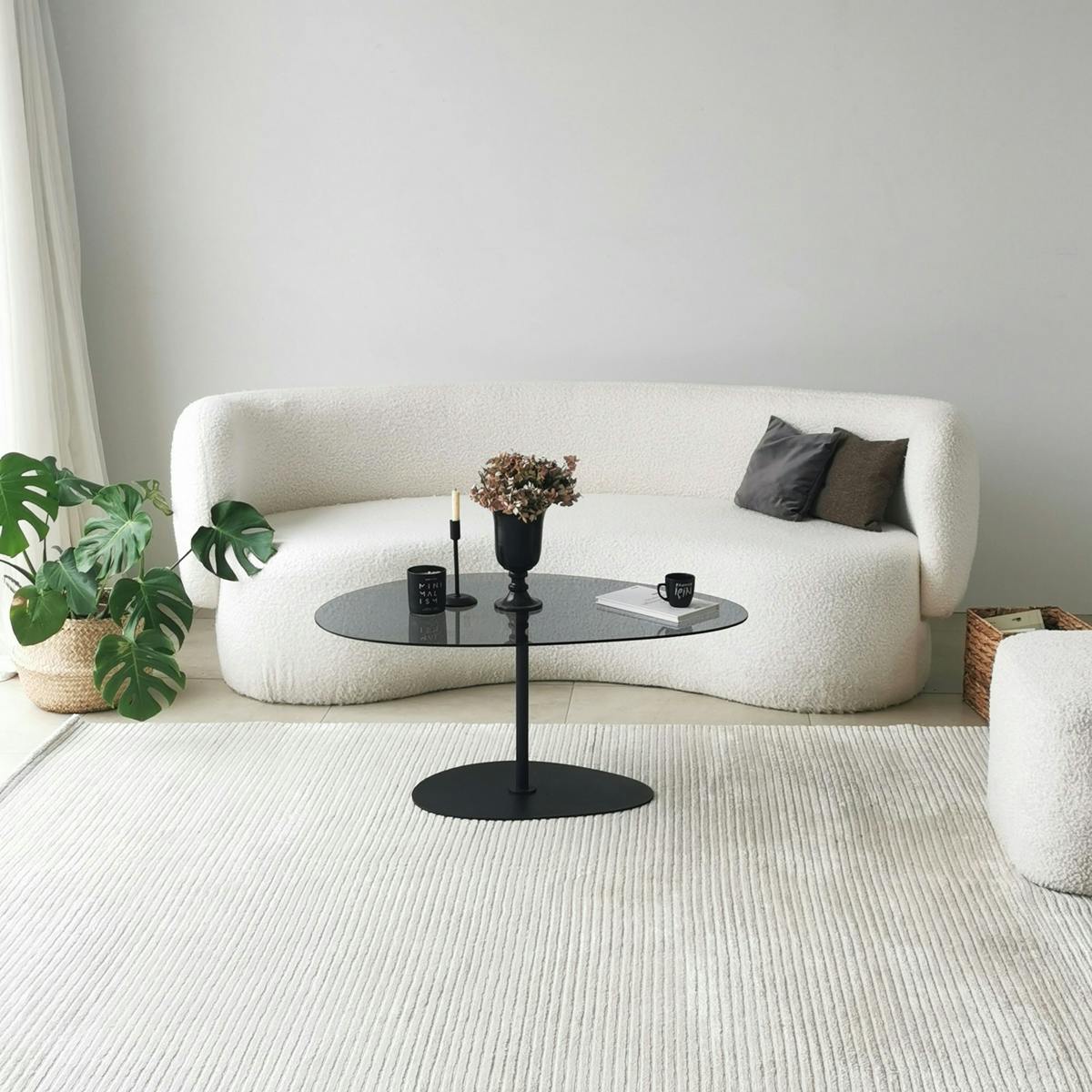 Table basse verre fumé, forme triangle organique TULUM