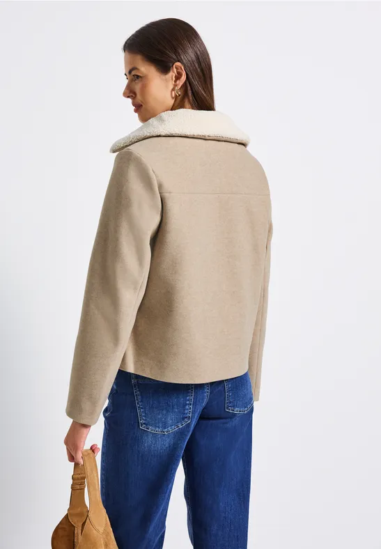 Jacke mit abnehmbarem Kragen