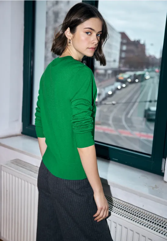 Pullover im Feinstrick