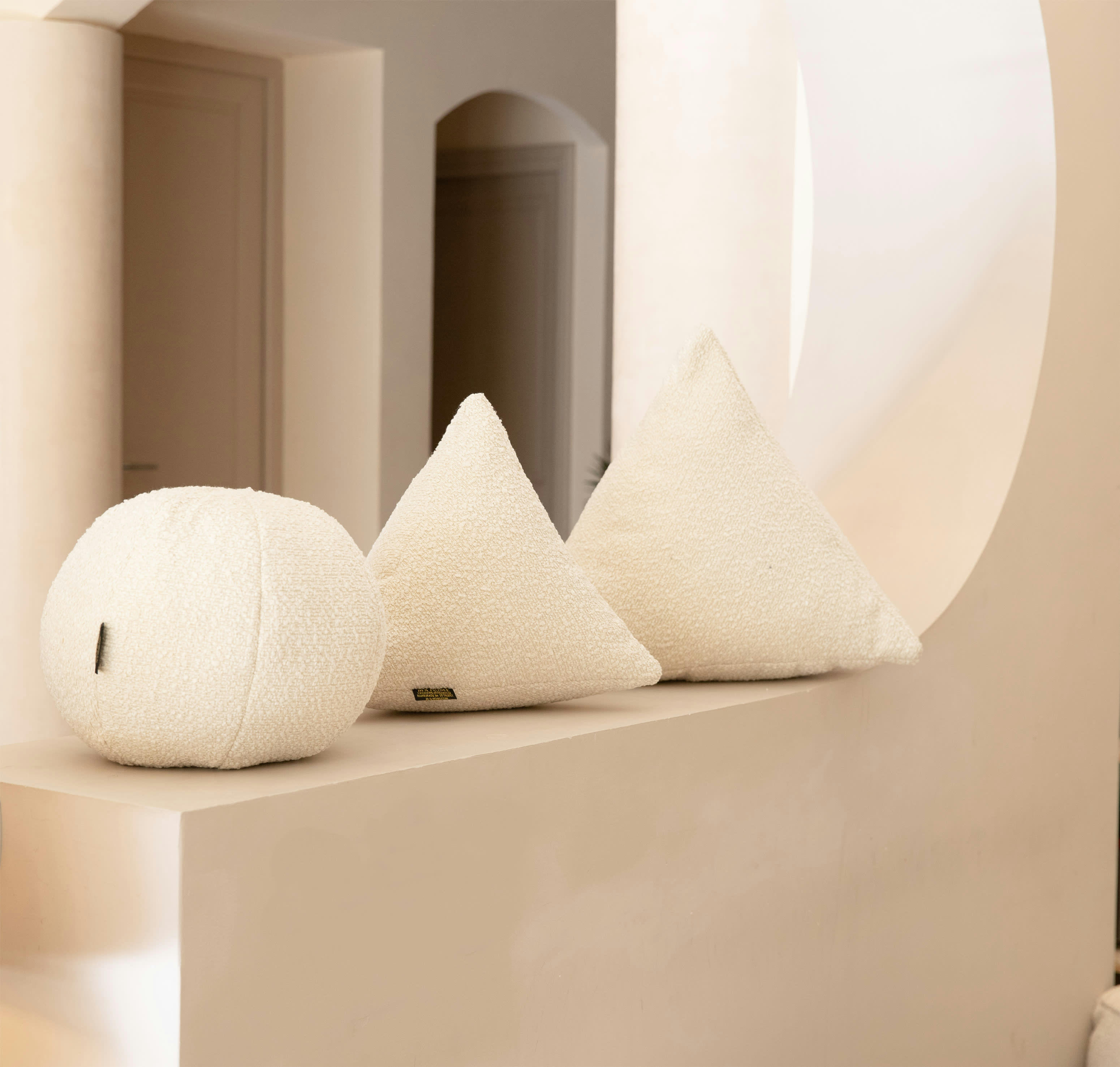 - Coussin pyramide en bouclette M