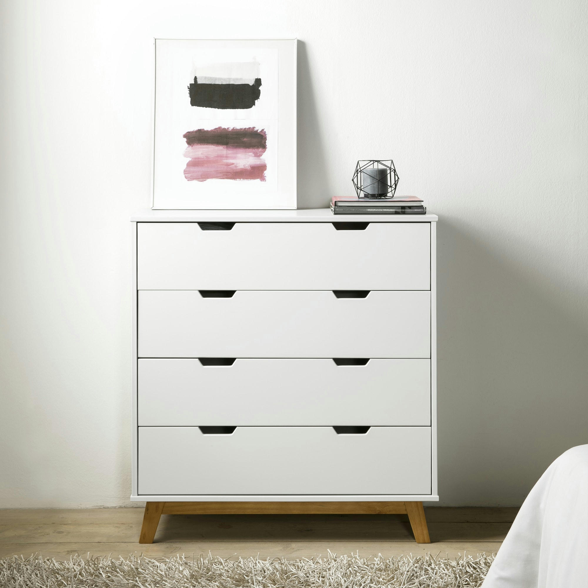 MIRANDA - Commode avec 4 tirois en couleur blanc, pieds en bois naturel