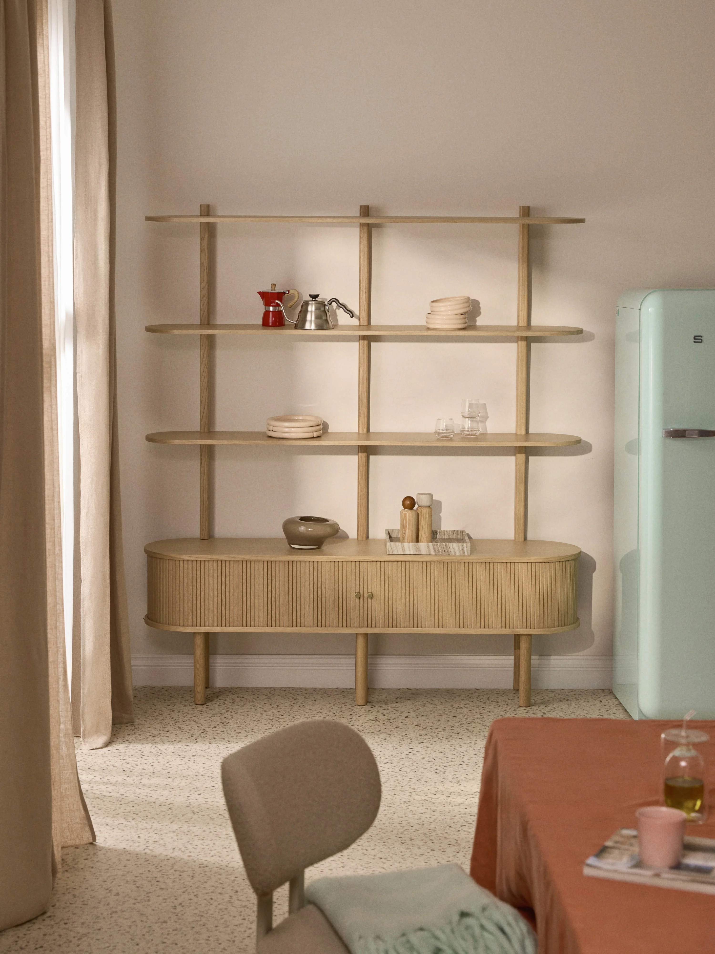 Regal Calary mit geriffelter Front