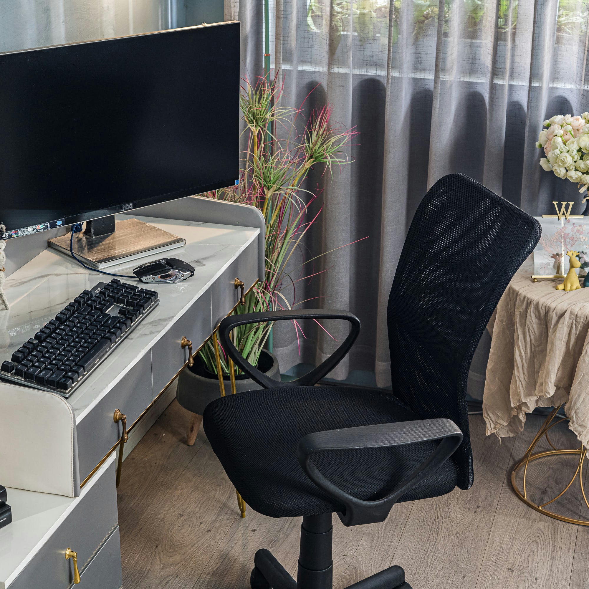 - Chaise de bureau réglable en tissu noir