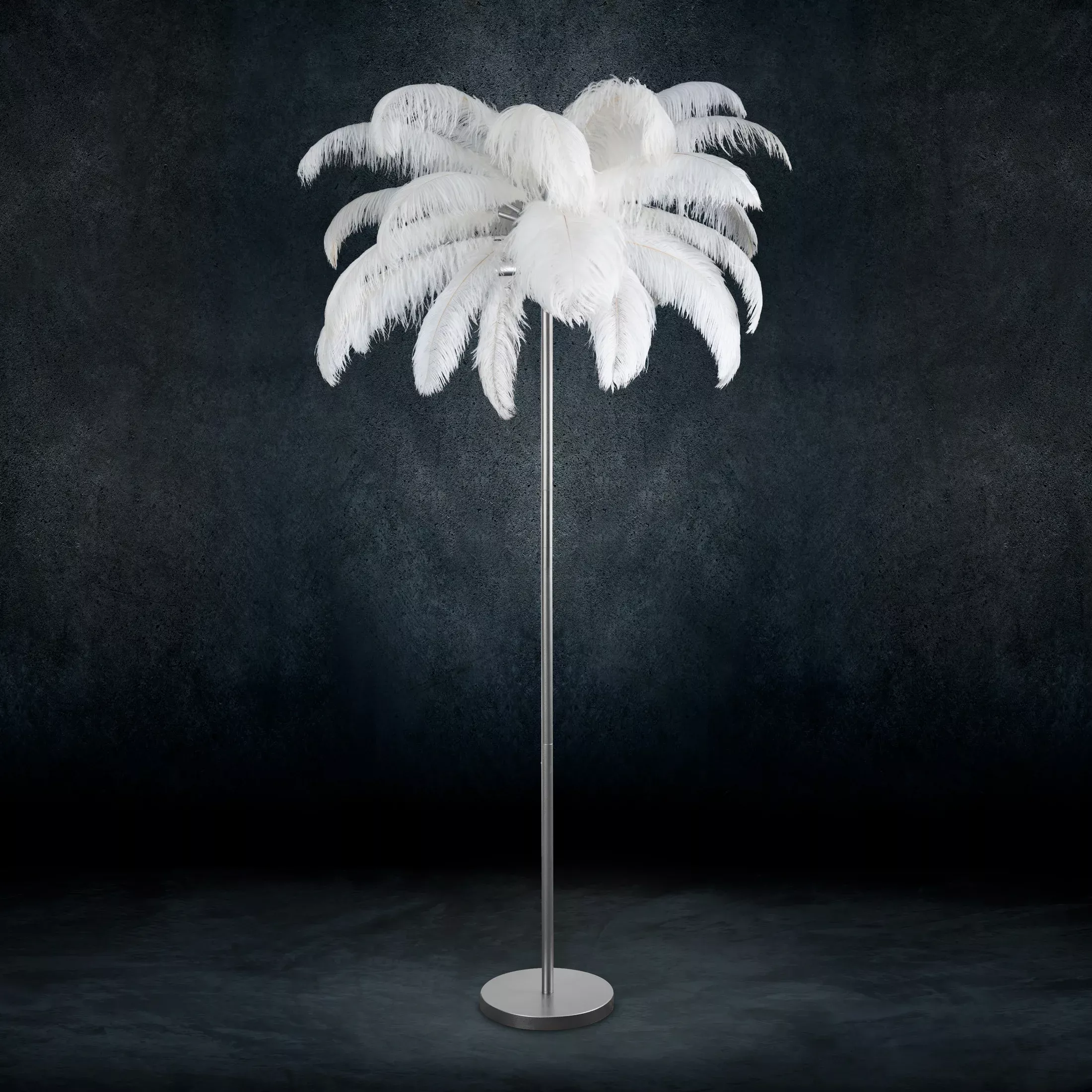 Lampa stojąca do salonu srebrno, biała FERI na metalowej podstawie z efektownym abażurem z naturalnych strusich piór