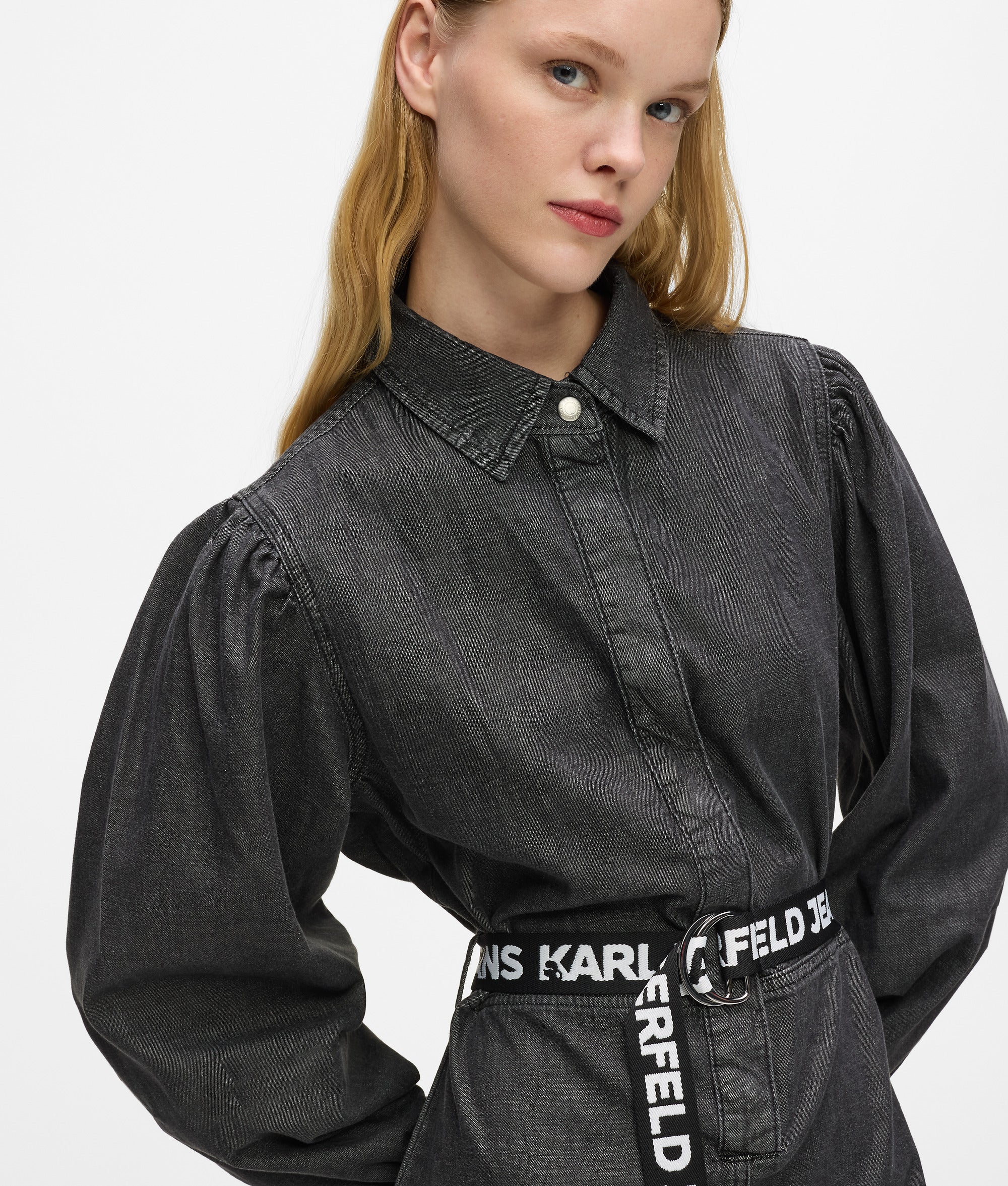 Robe ceinturée en denim