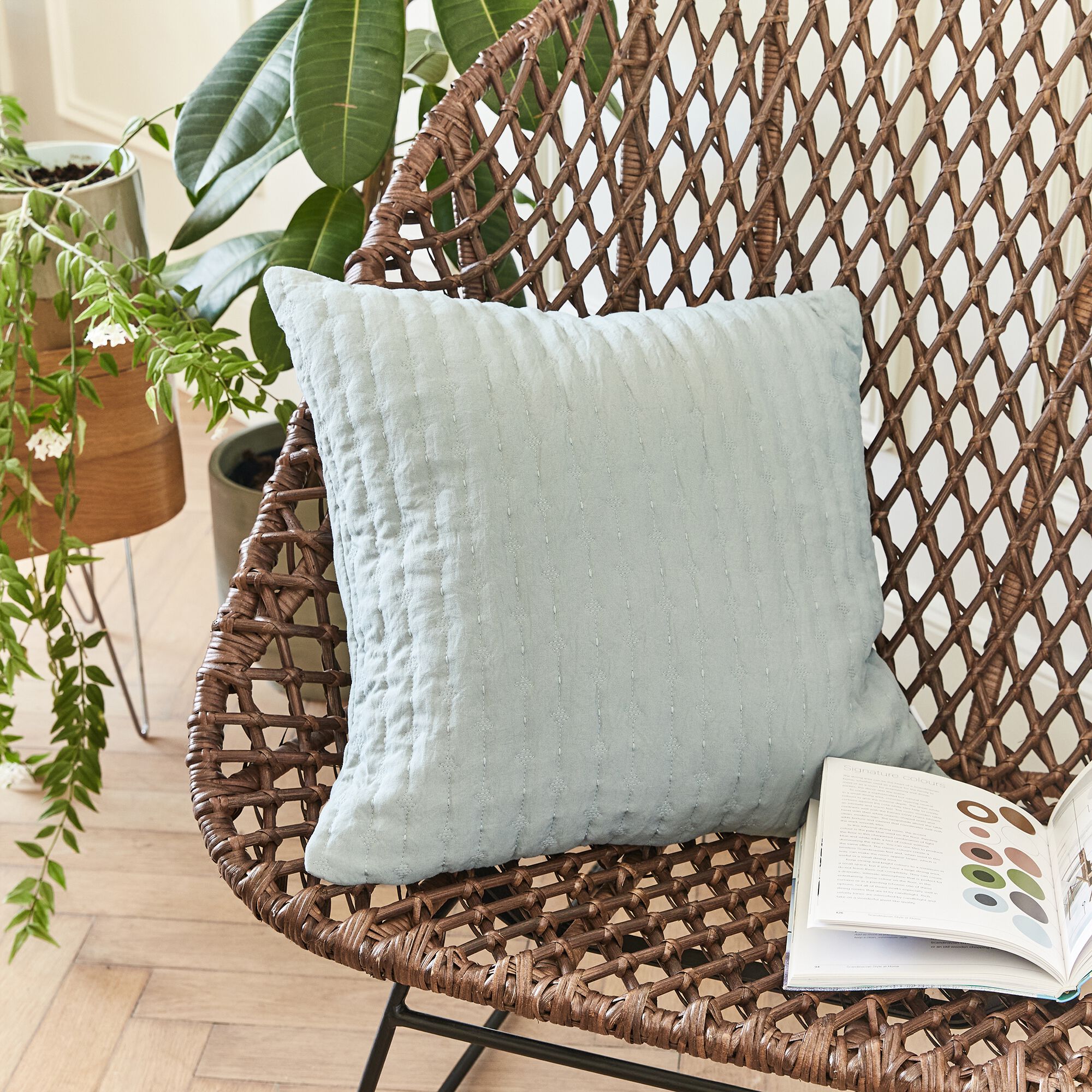 BENITO - Coussin en tissu surpiqué 45x45cm - bleu calaluna