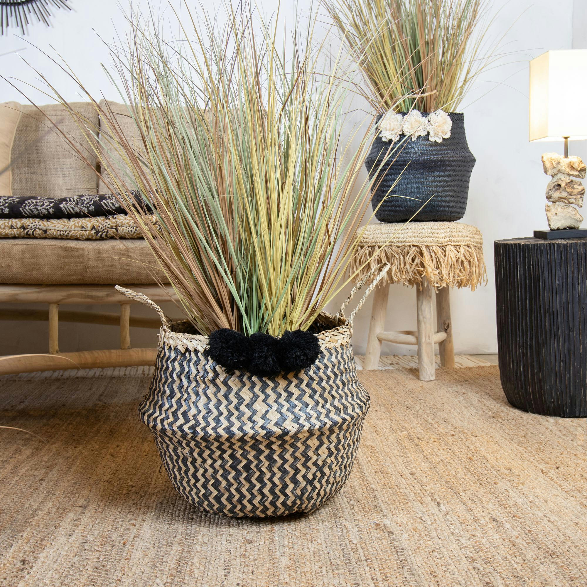 CANTHO - Panier en jonc de mer finition noire avec pompons