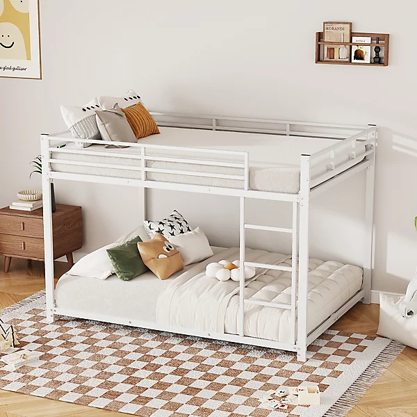 Lit superposé 140x200 cm avec sommiers inclus et structure métal blanche, échelle intégrée, gain de place