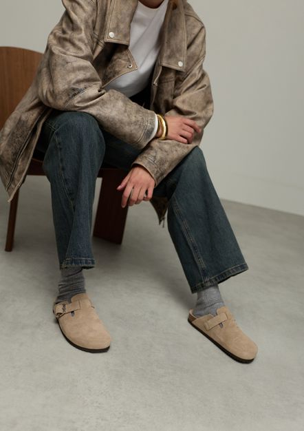 Taupe suède clogs met gesp