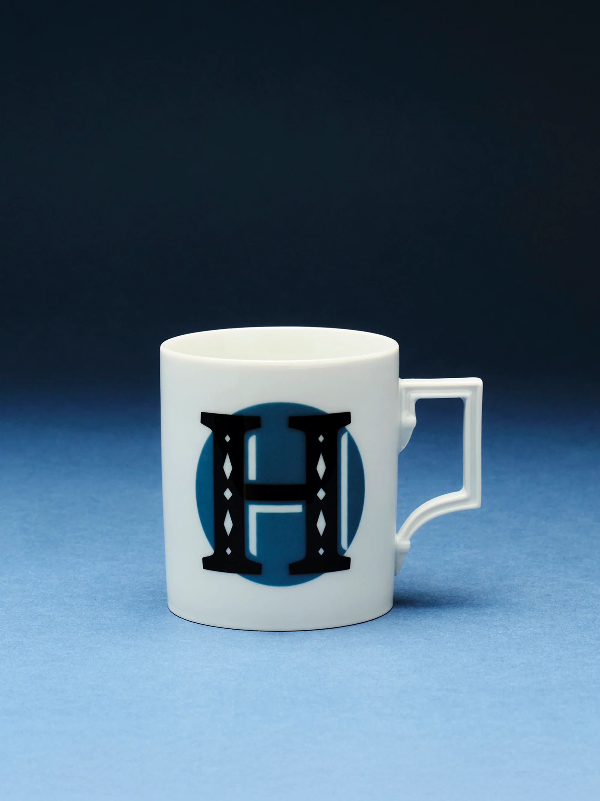 Westwing x MEISSEN, Handgefertigte Tasse Initials mit Dekor-Motiv