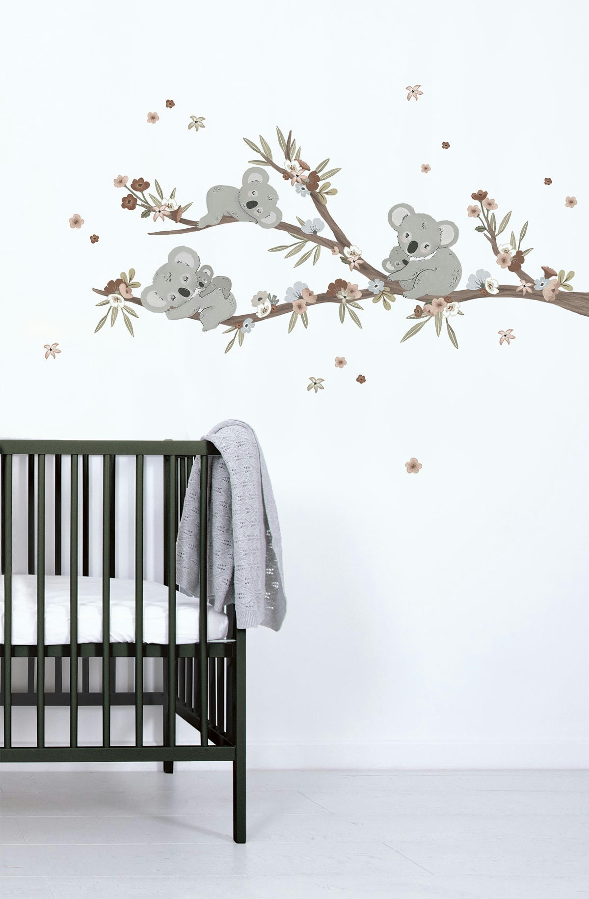 LILYDALE - Grand sticker branche et famille koalas en vinyle mat multicolore