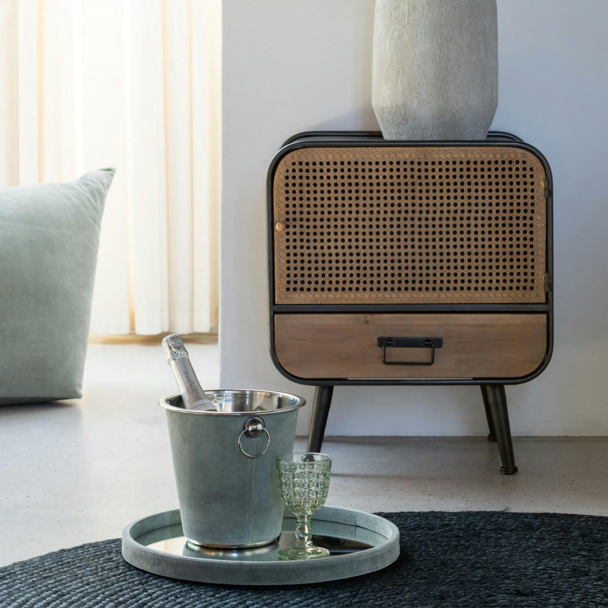 CHERIE - Table de chevet effet cannage avec tiroir et placard