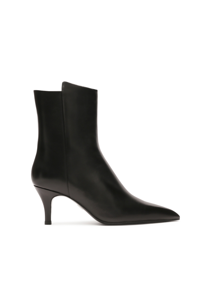 Black low-heeled boots