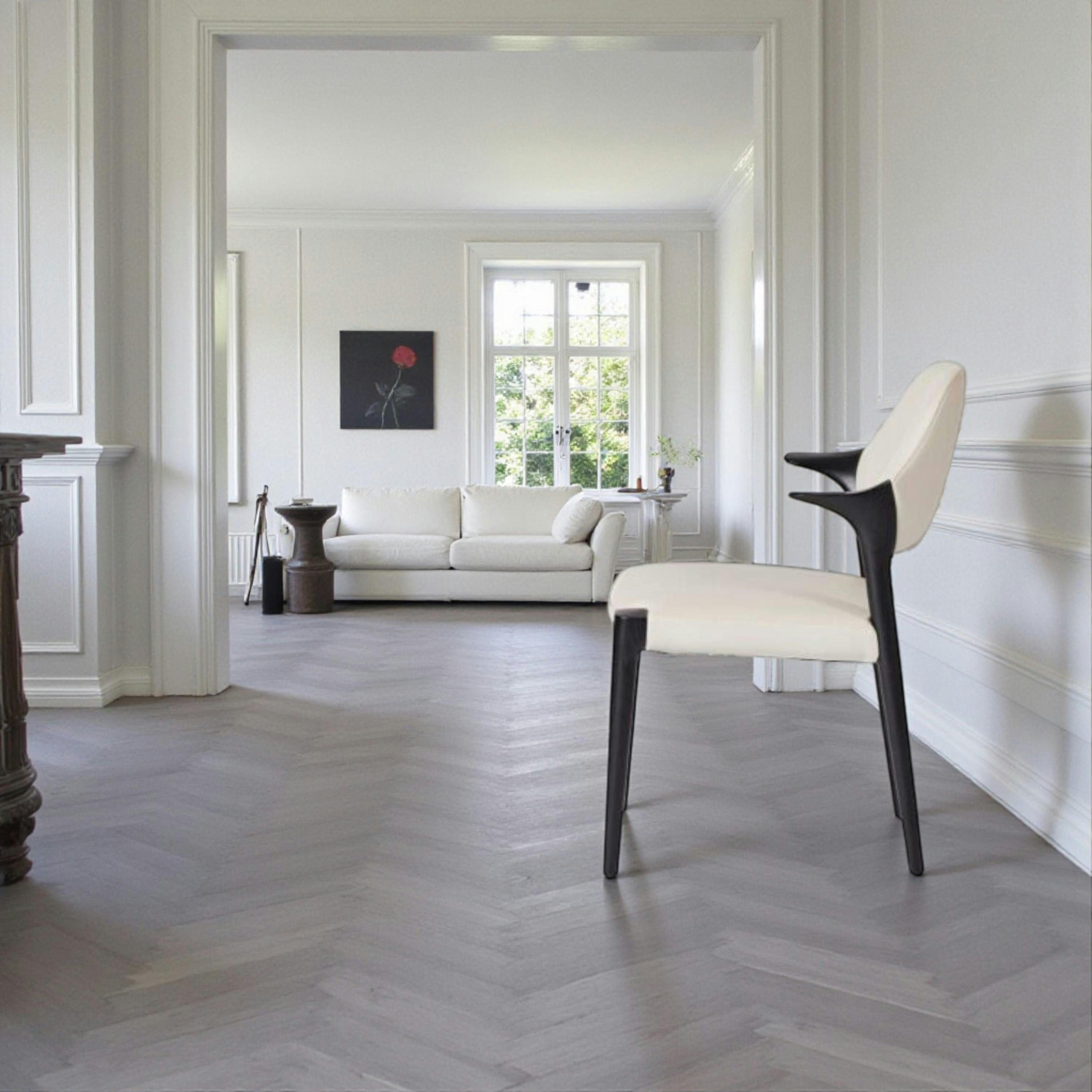 Chaise en cuir gris clair design, accoudoirs bois noir ALDER