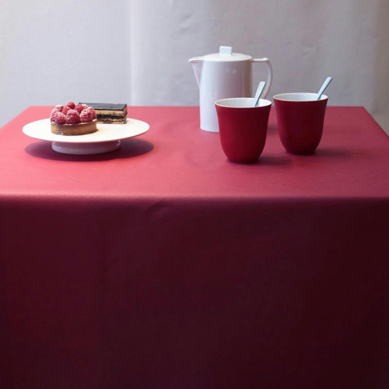 UNI - Nappe enduite ovale 160 x 240 cm rouge