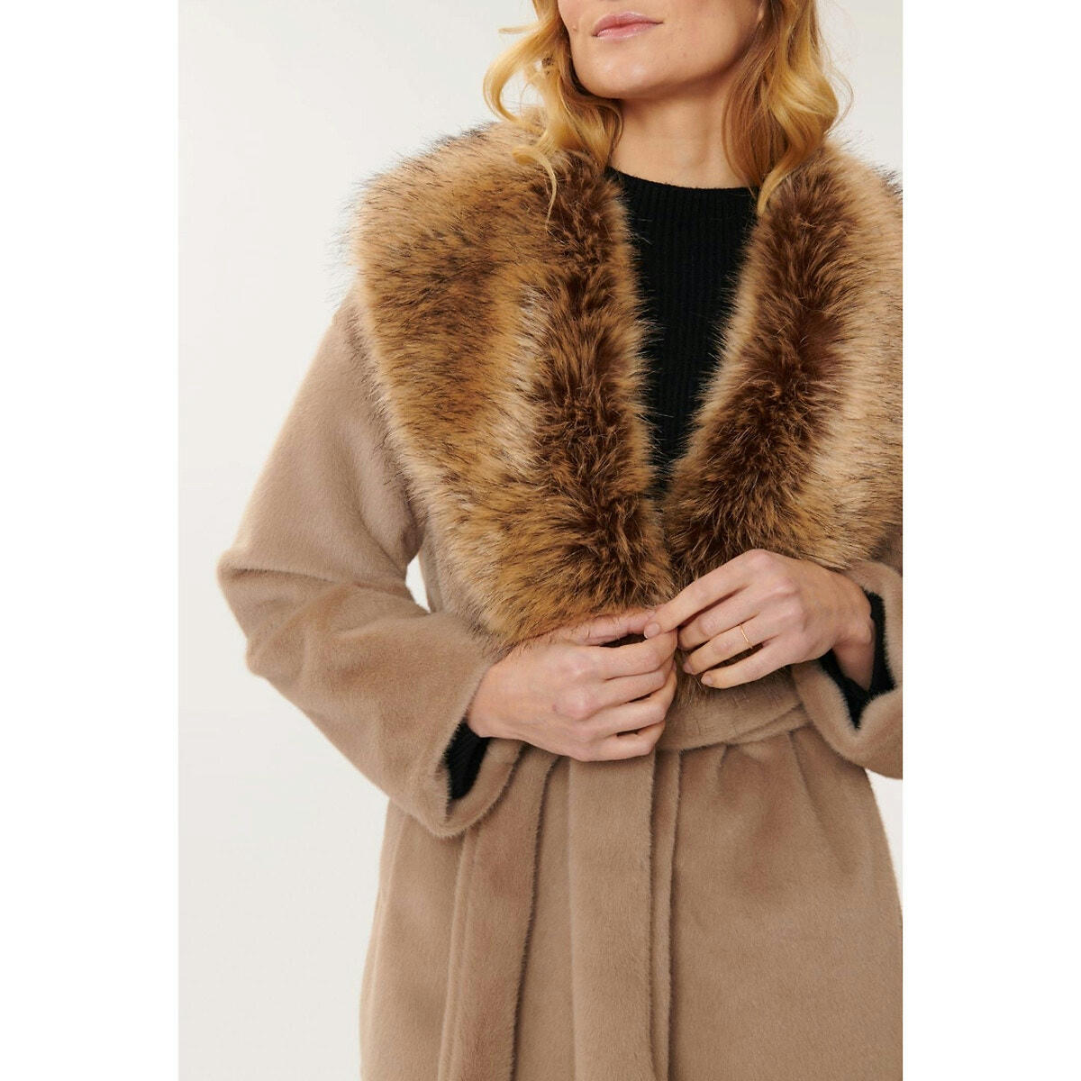 Manteau court Capucine, col imitation fourrure