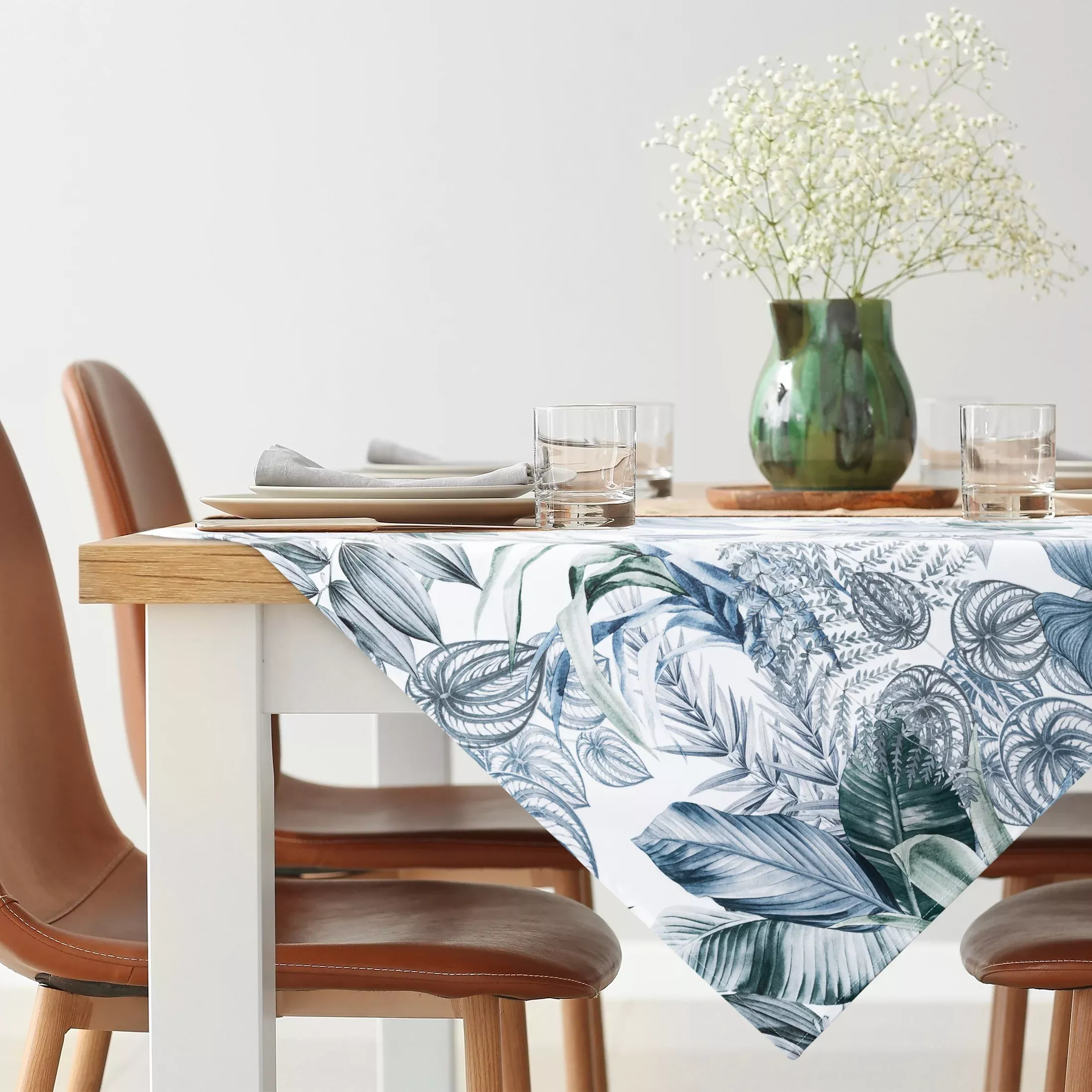Bieżnik na stół biało, zielony 85x85 cm welwetowy DAVOS zdobiony nadrukiem egzotycznych liści DESIGN 91