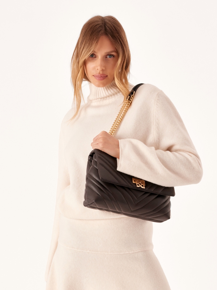 Compact shoulder bag with fashionable quilting