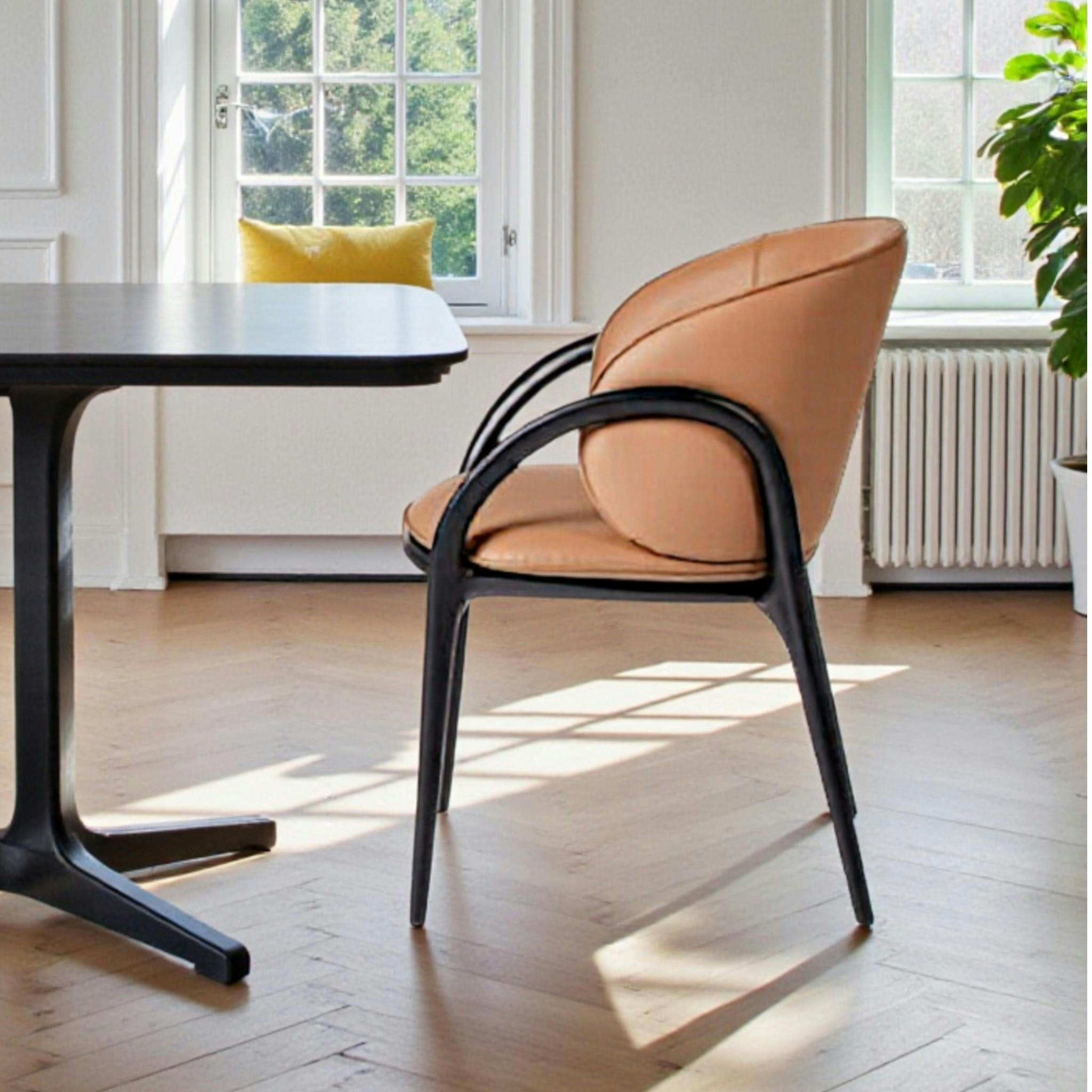 Chaise en cuir marron dos rond accoudoirs bois noir ALDER