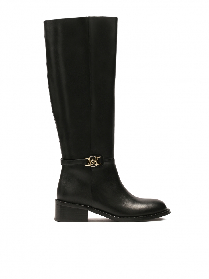 Simple leather boots with a metal monogram