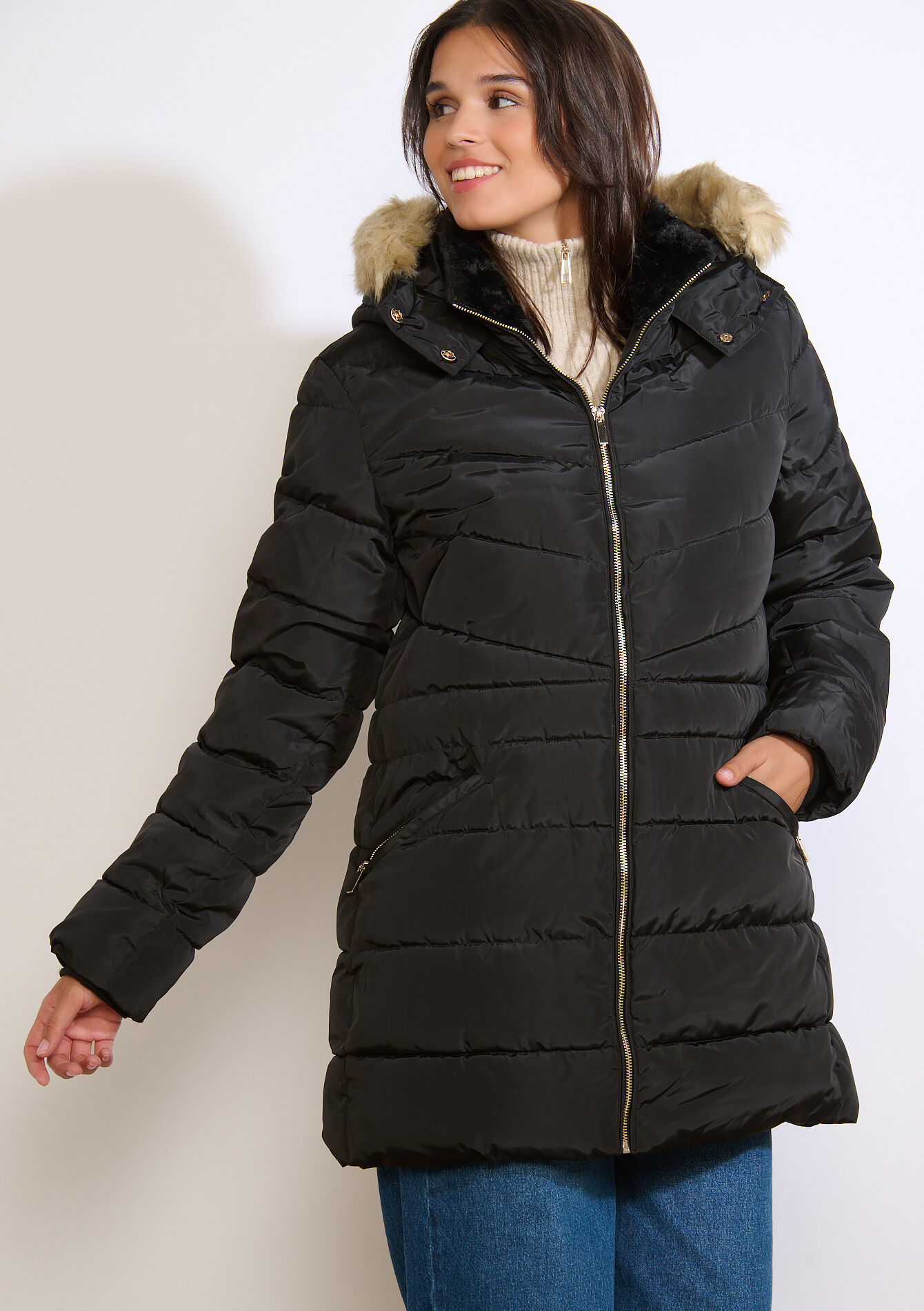 Gewatteerde jas met imitatiebontkap