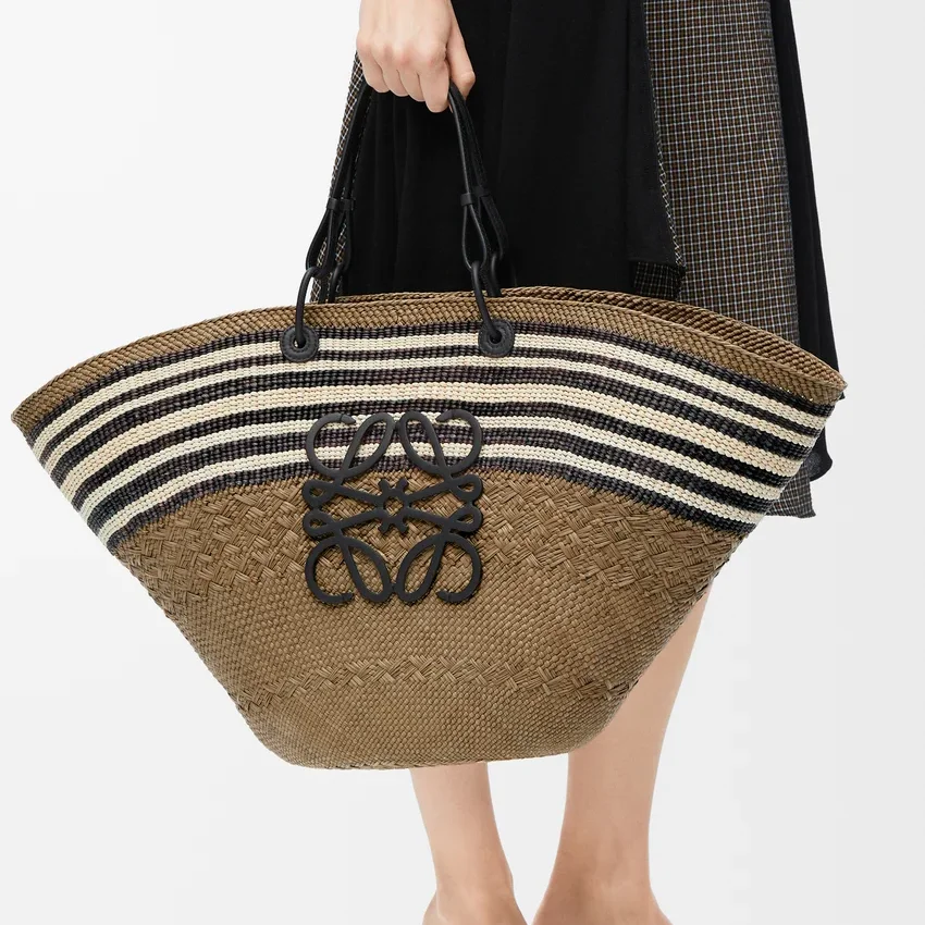 Loewe Anagram basket in iraca palm and calfskin (7A regular version)