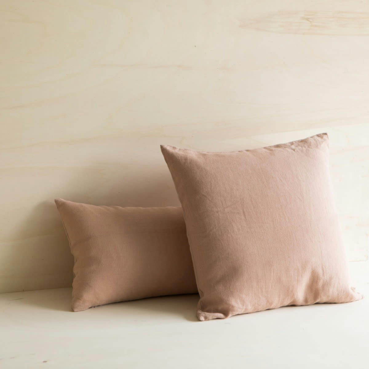 LES ESSENTIELS - Coussin en lin lavé rose 45x45