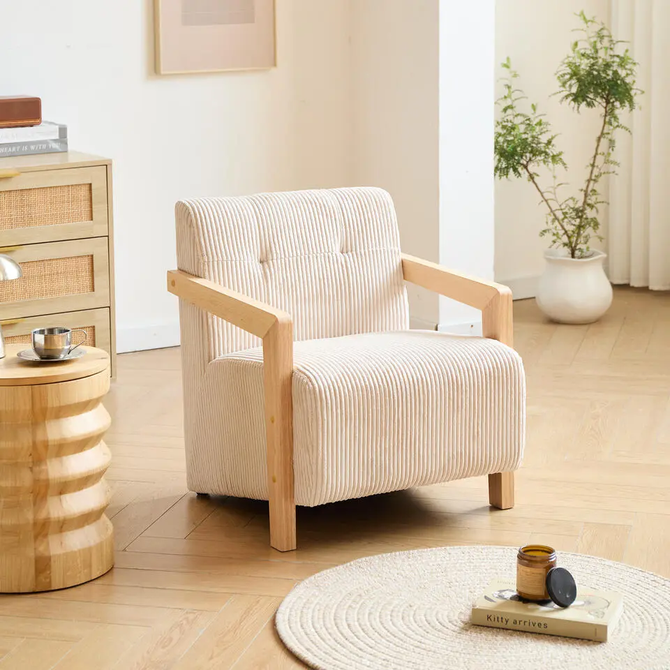 Fauteuil van massief hout en beige stof