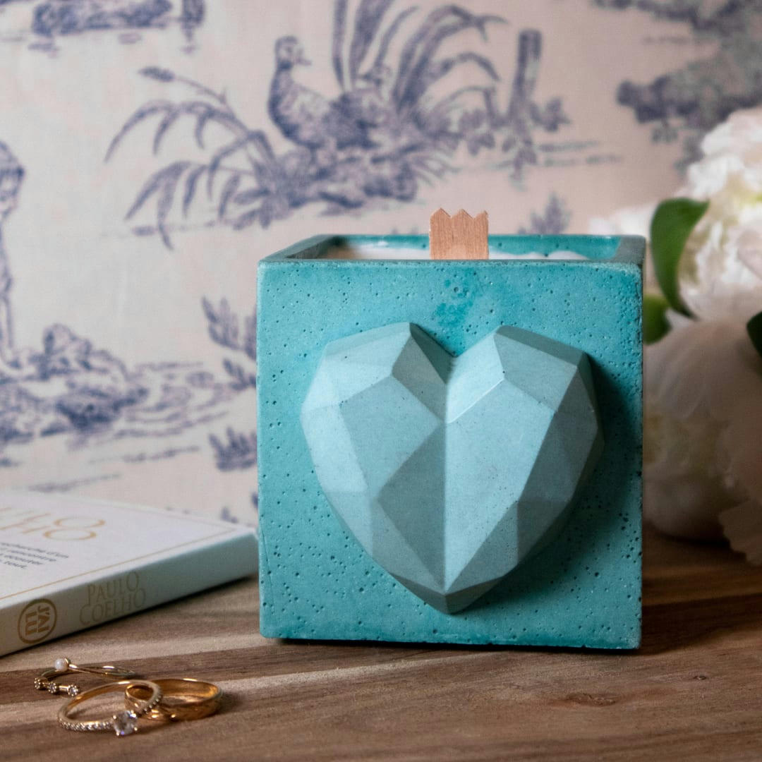 LOVE - Bougie en béton turquoise parfum fleur d'oranger