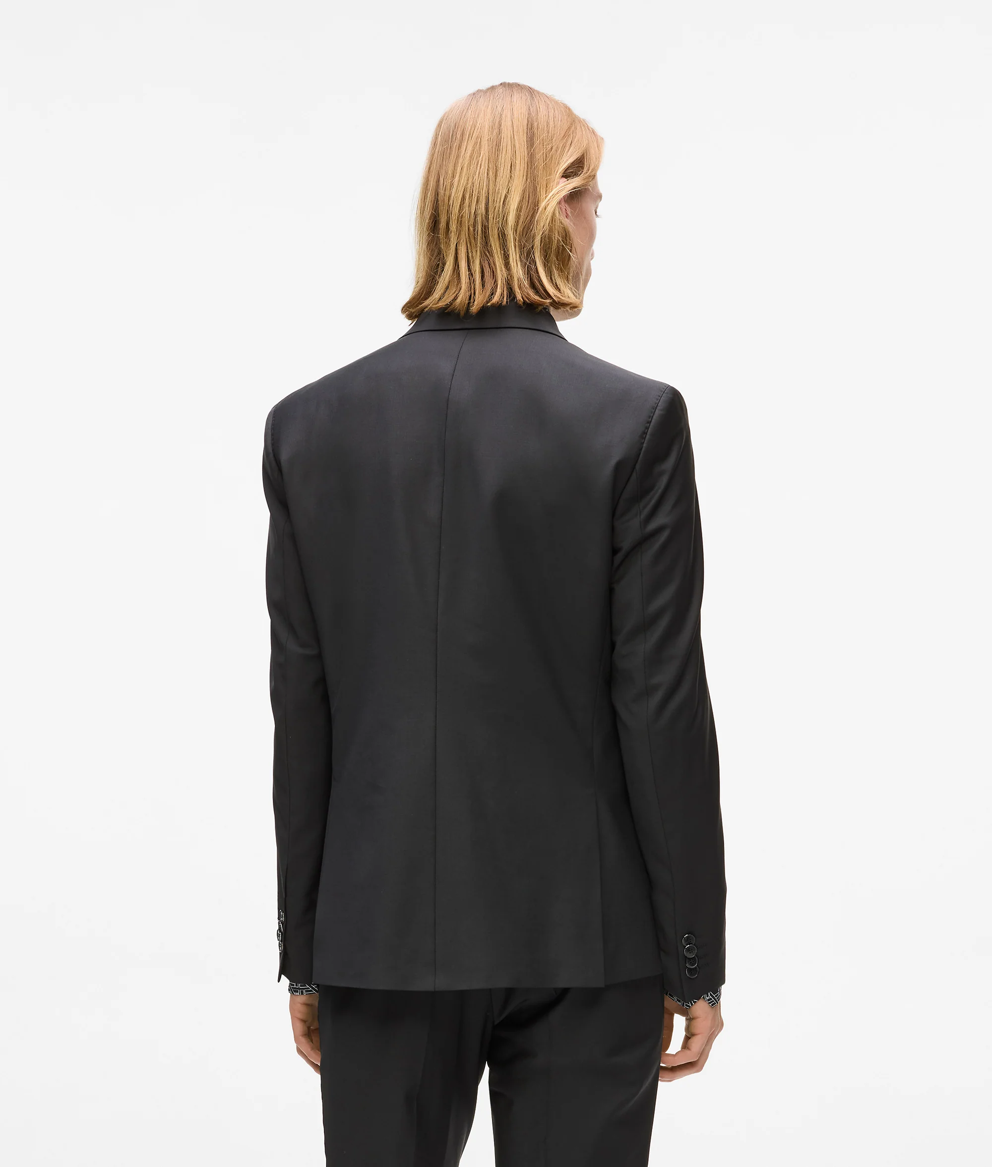 Blazer noir à la coupe ajustée