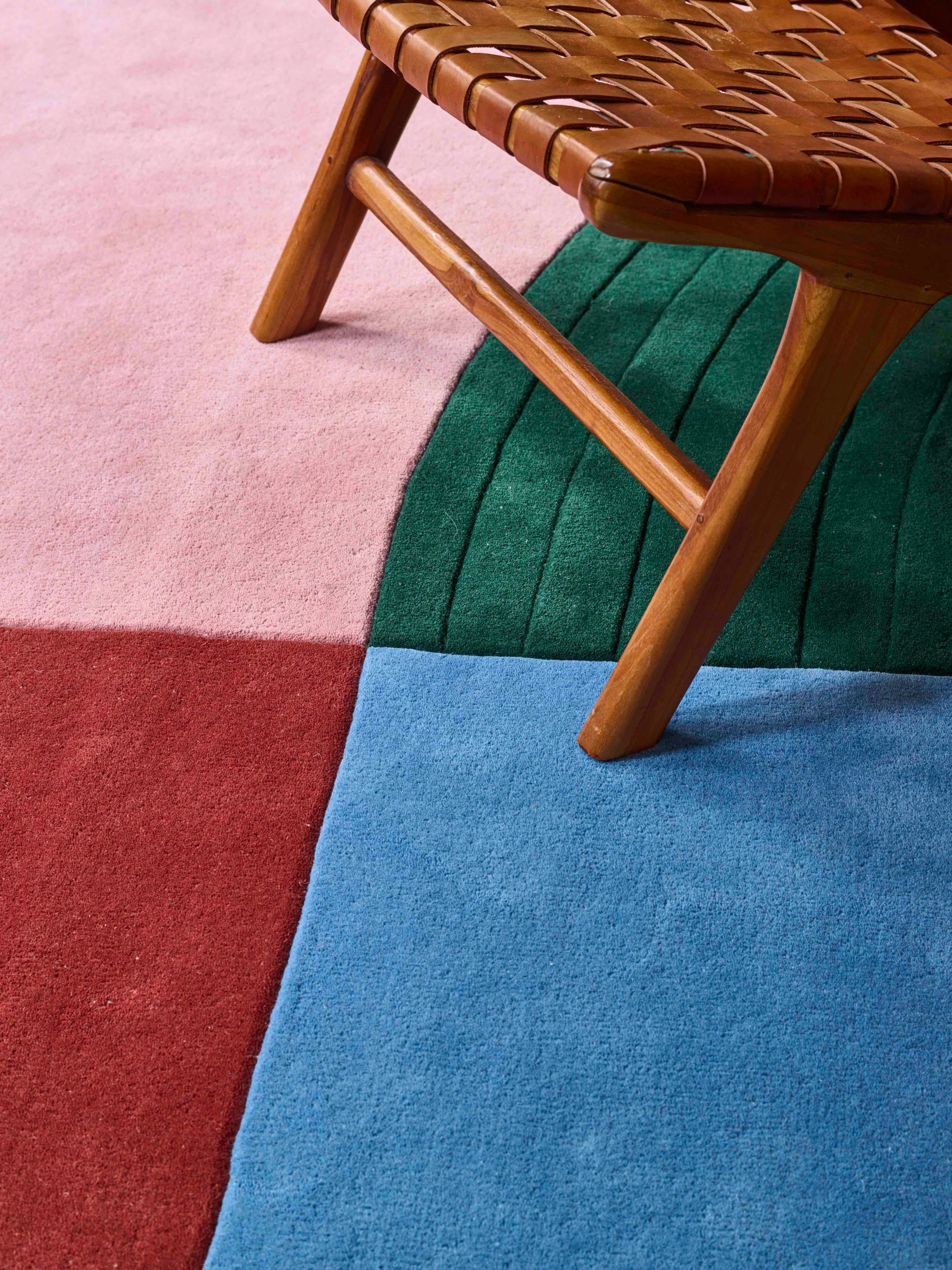 Handgewebter Hochflor-Wollteppich Follow The Trace
