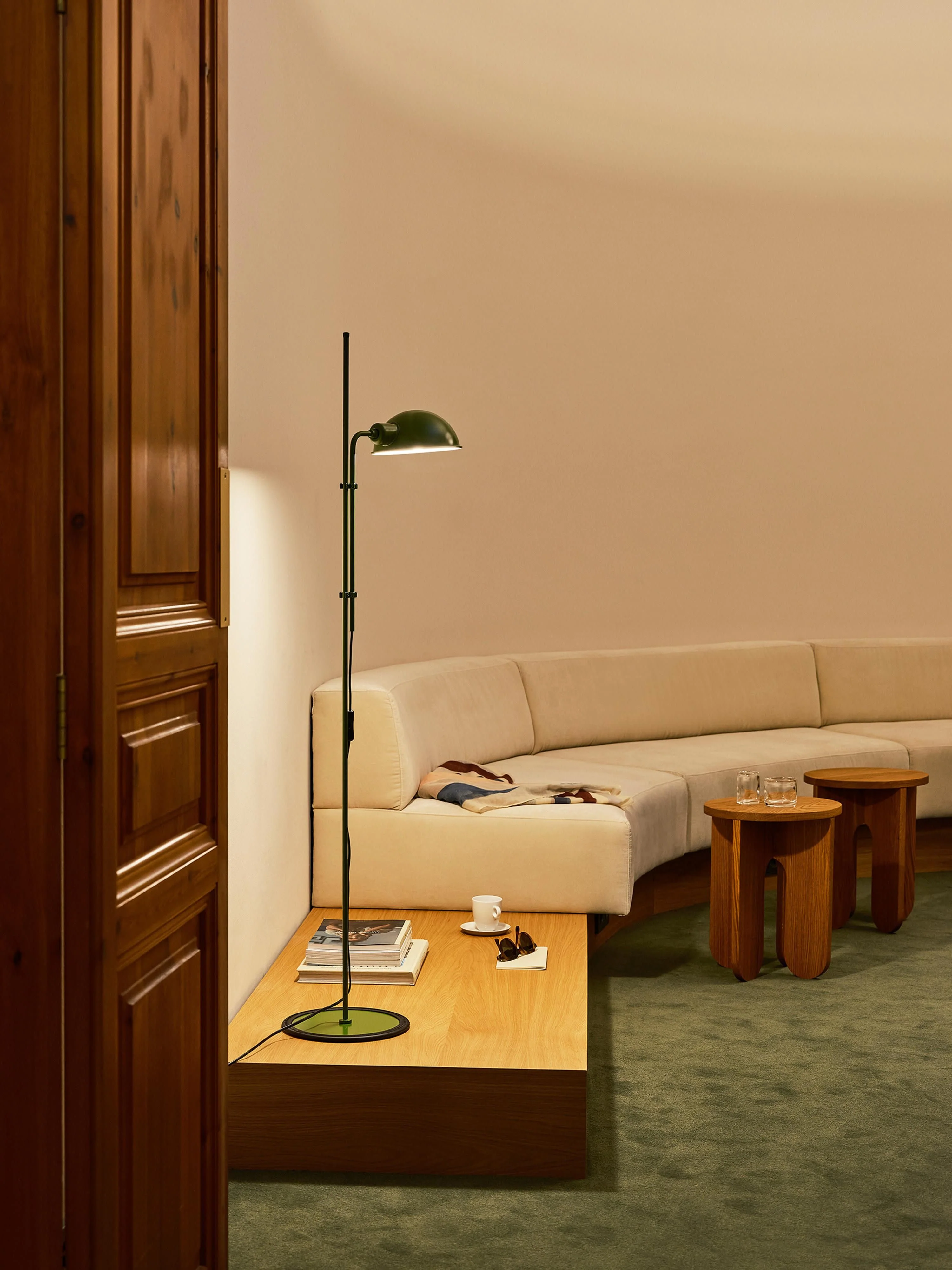 Kleine Stehlampe Funiculí mit verstellbarem Lampenschirm