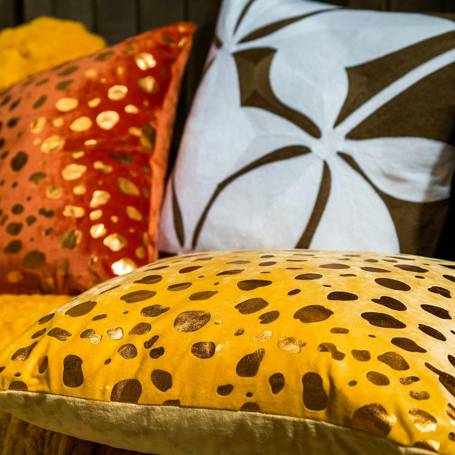 - Coussin - jaune en velours 45x45 cm avec un motif à pois