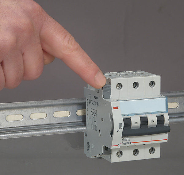 Contact auxiliaire inverseur 6 A - 250 V~ Legrand