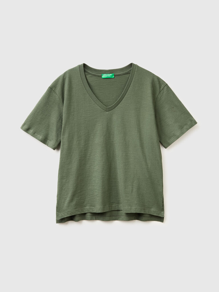 V-neck t-shirt in lightweight cotton