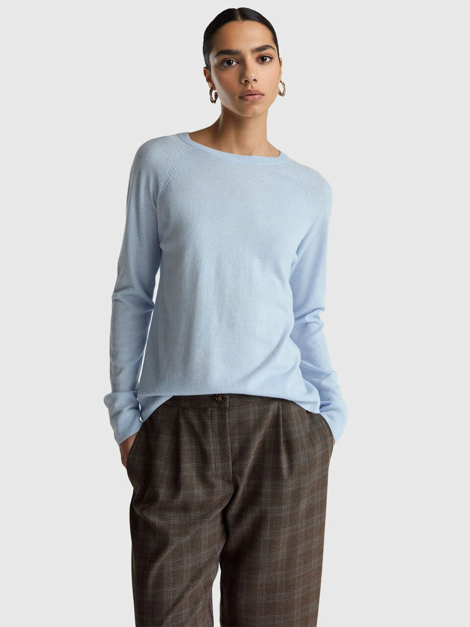 Light blue crew neck sweater in cashmere and wool blend