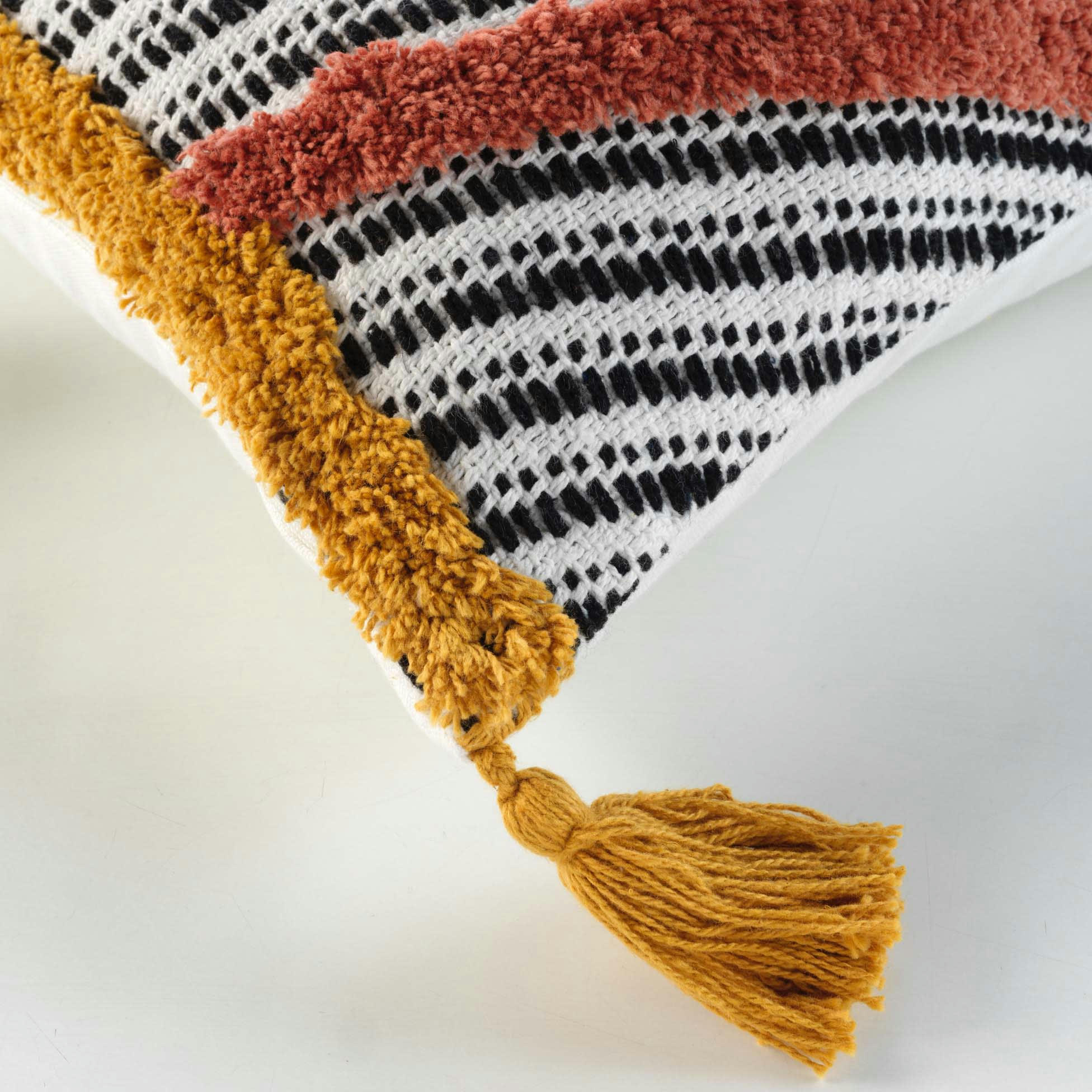 - Coussin déhoussable à pompons terracotta