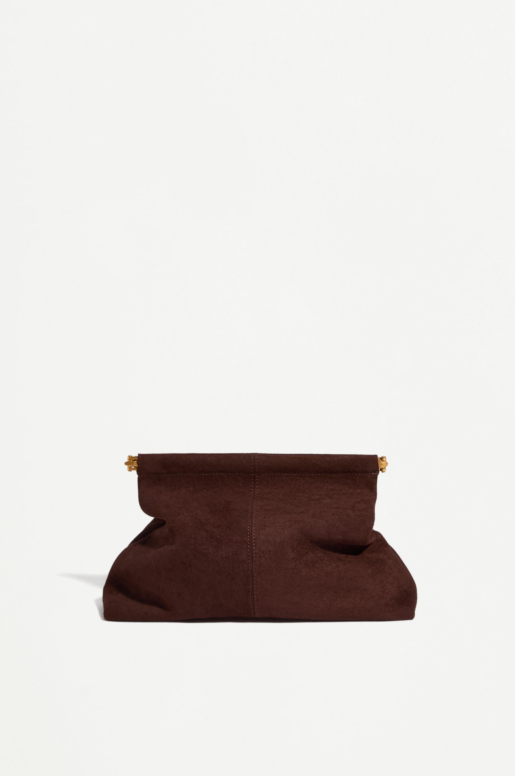 Bolso de mano tipo pouch efecto ante