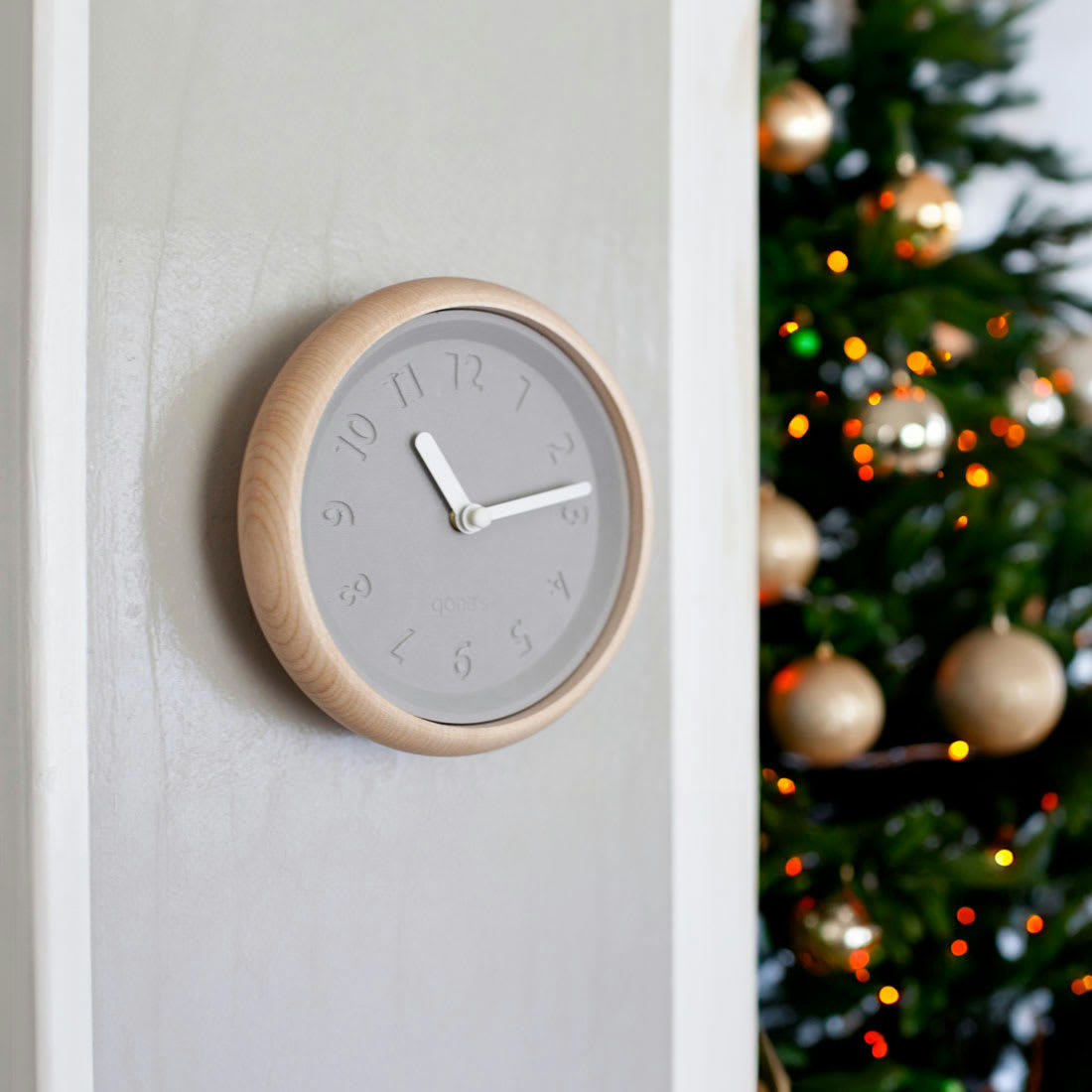 TOUPIE - Horloge murale en bois et béton aiguilles blanches