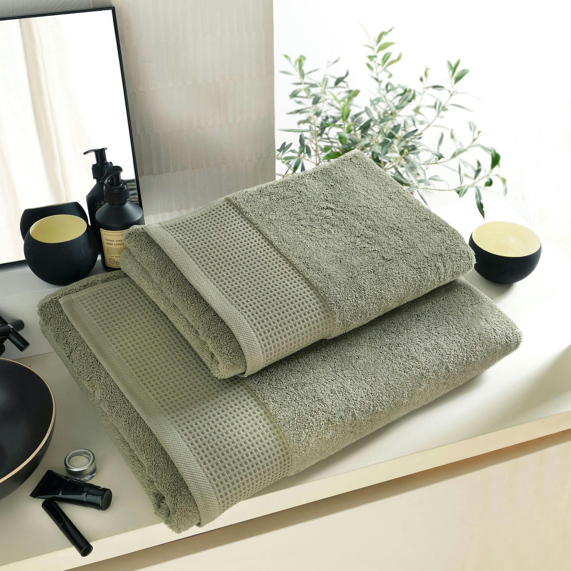 BEESPONGE - Serviette de toilette 50x90 vert kaki en coton 500 g/m²