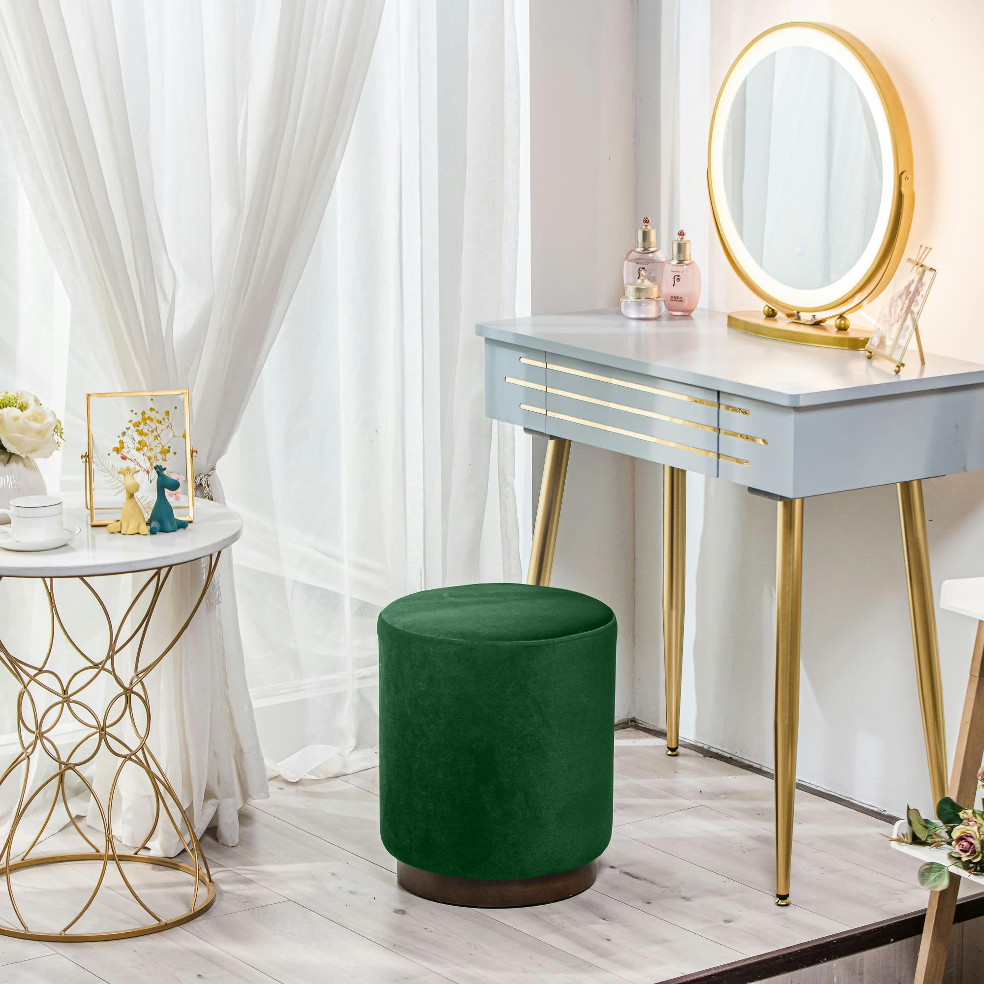 - Pouf en velours vert et base en bois