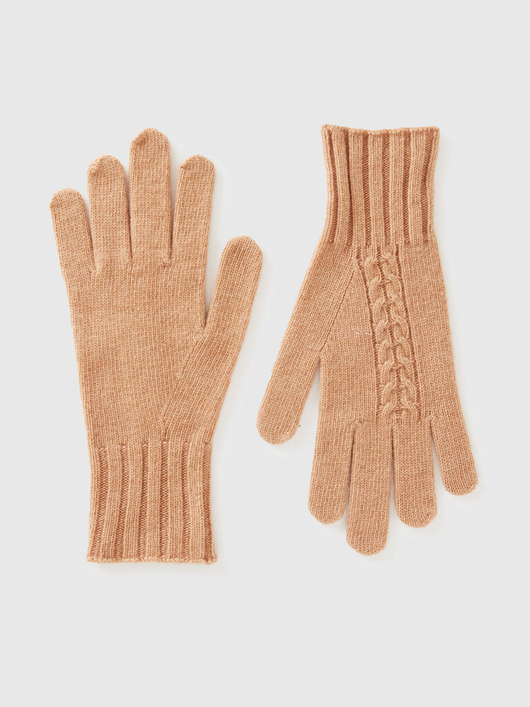 Gloves with cable knit