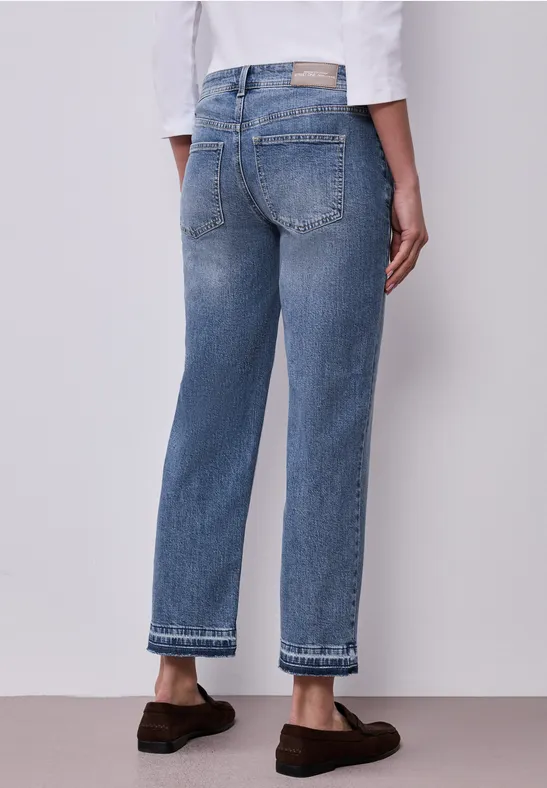 Straight Leg Jeans mit Saumdetail