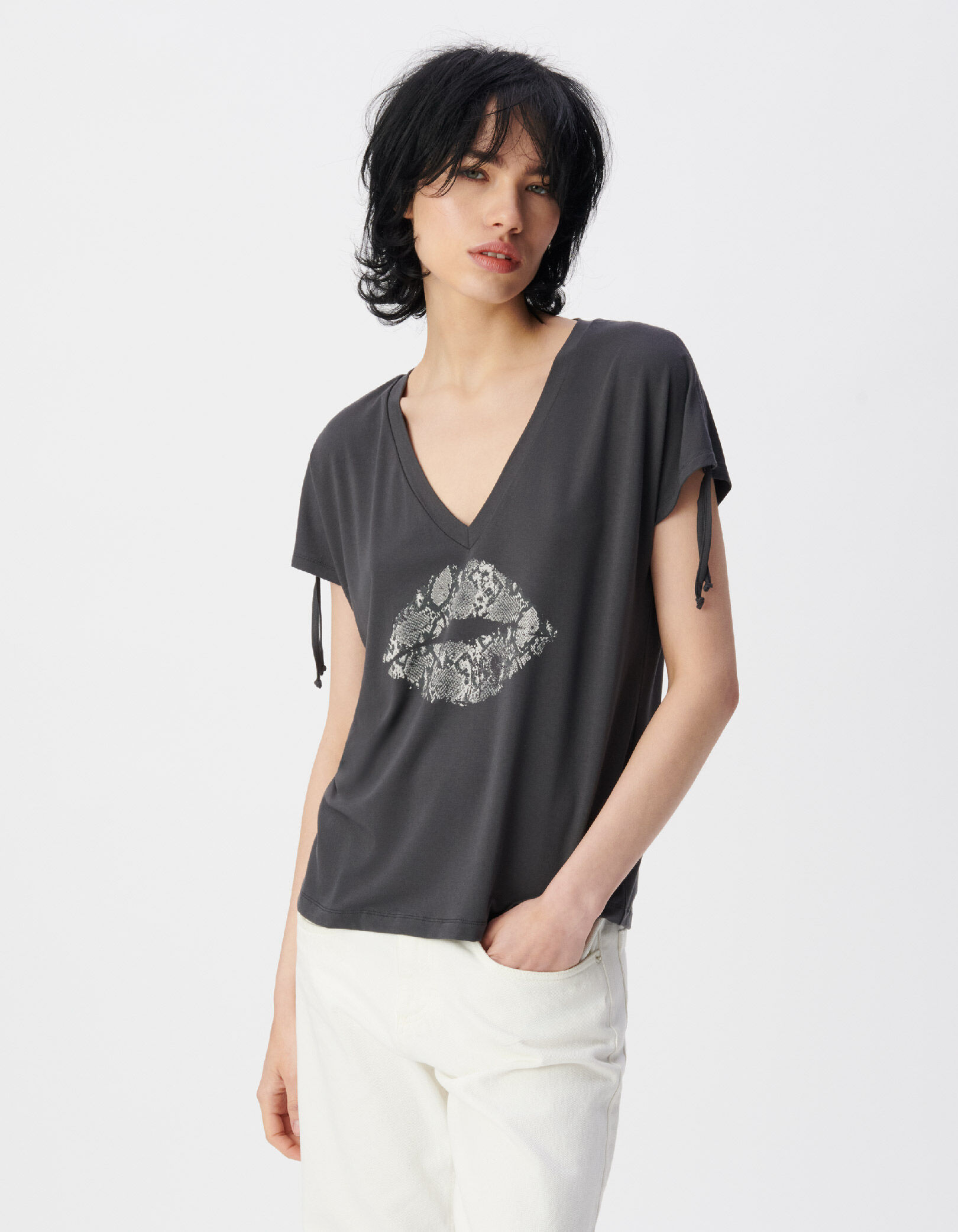Tee-shirt col V gris motif bouche effet python Femme