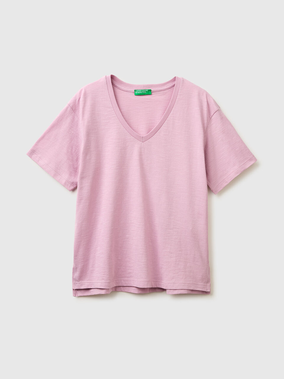 V-neck t-shirt in lightweight cotton