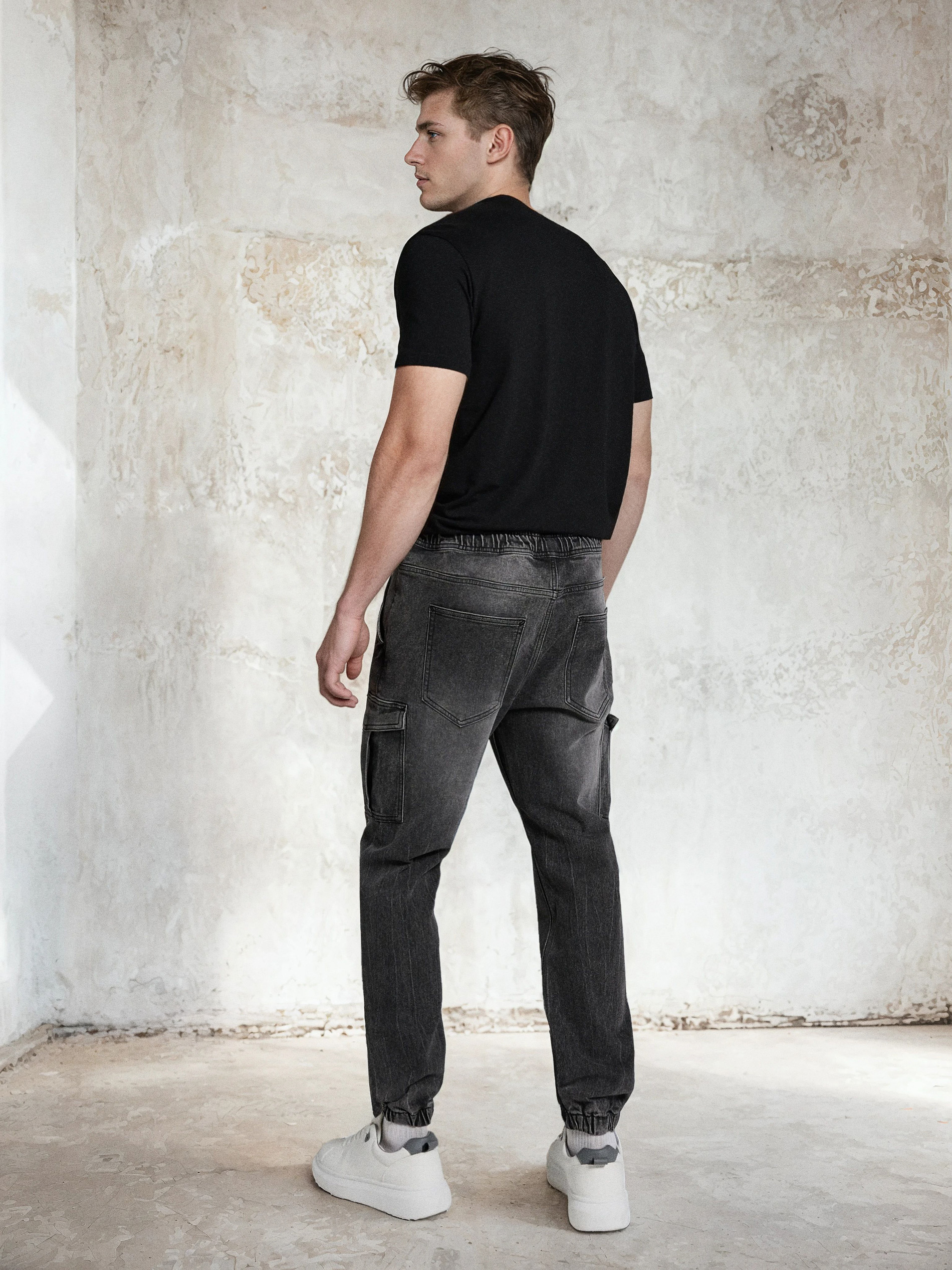 Jeansy jogger z efektem sprania