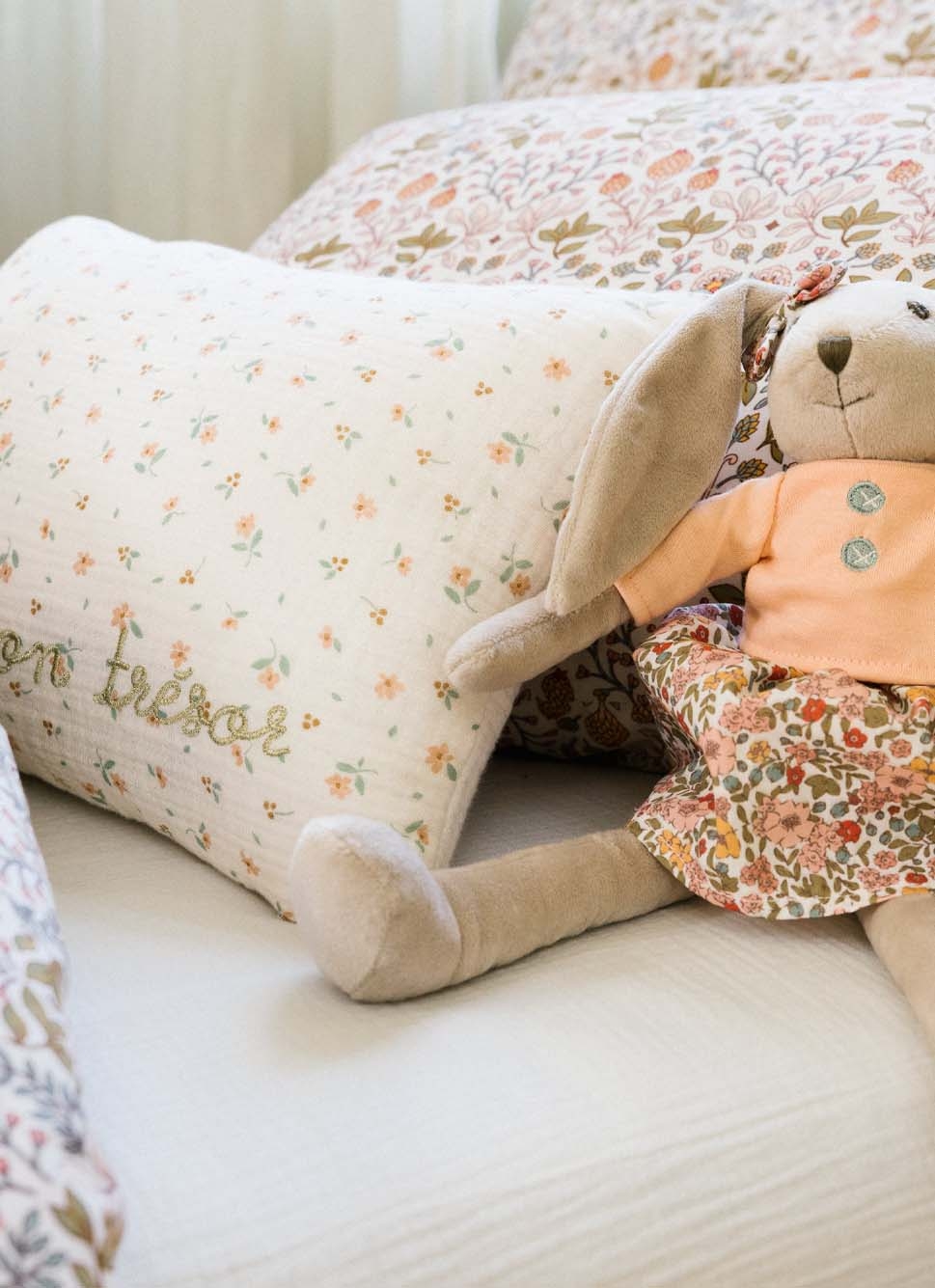 COUSSIN EN GAZE DE COTON FLEURS ET BRODERIE ÉCRU