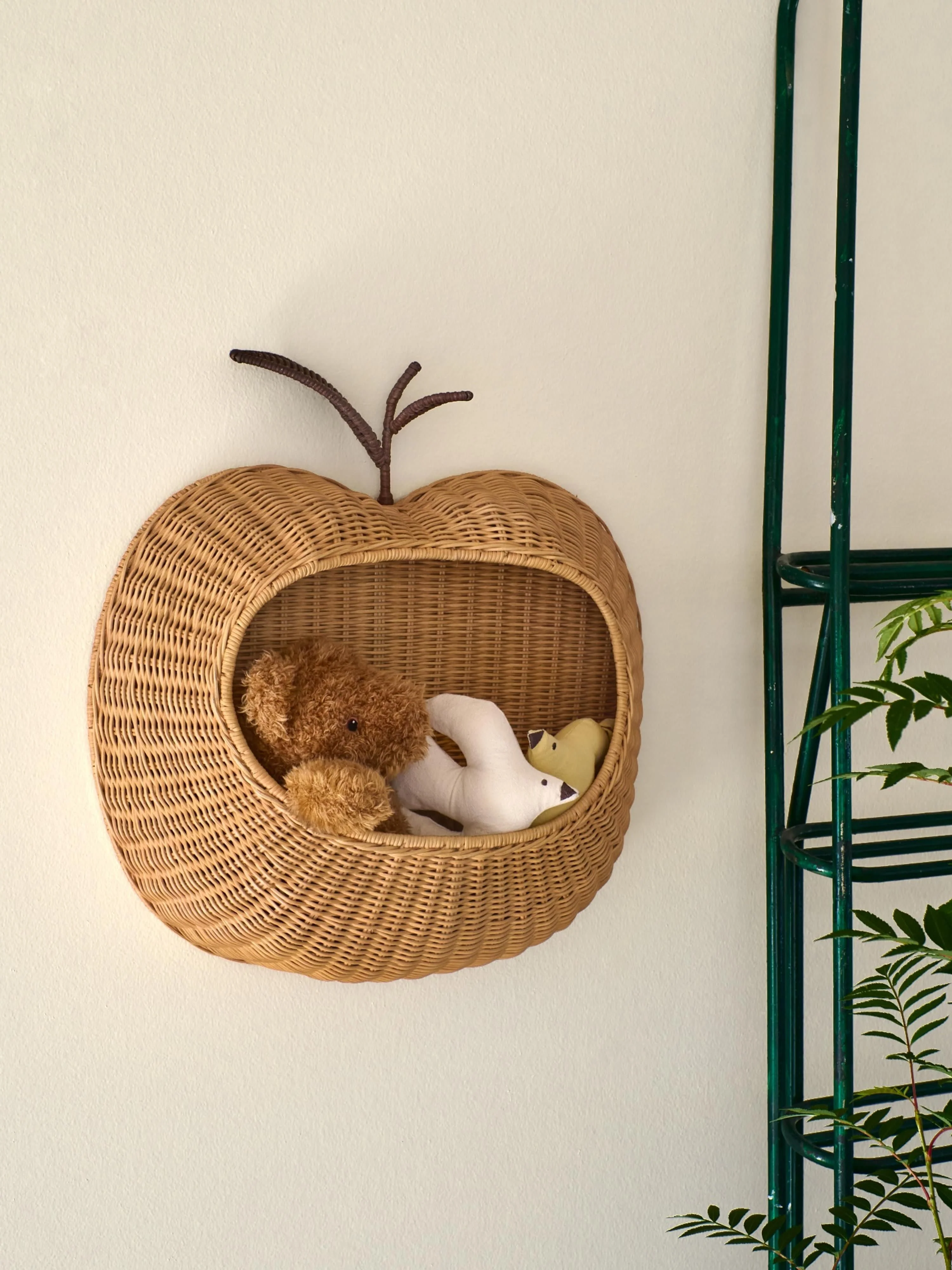 Handgefertigtes Wandregal Apple aus Rattan