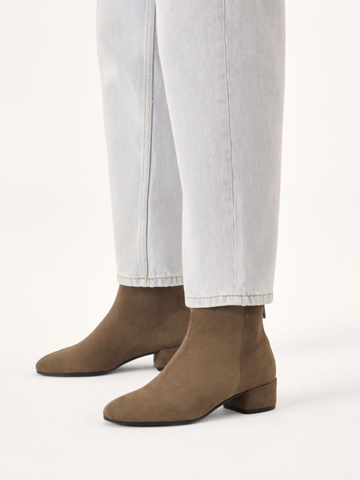 Classic suede boots with low heel