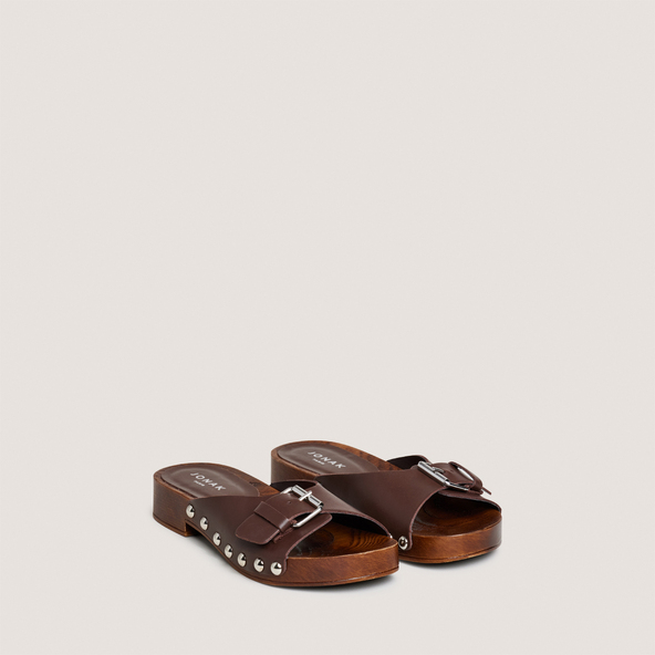 Mules à petits talons et rivetsen cuir cacao | ENORA